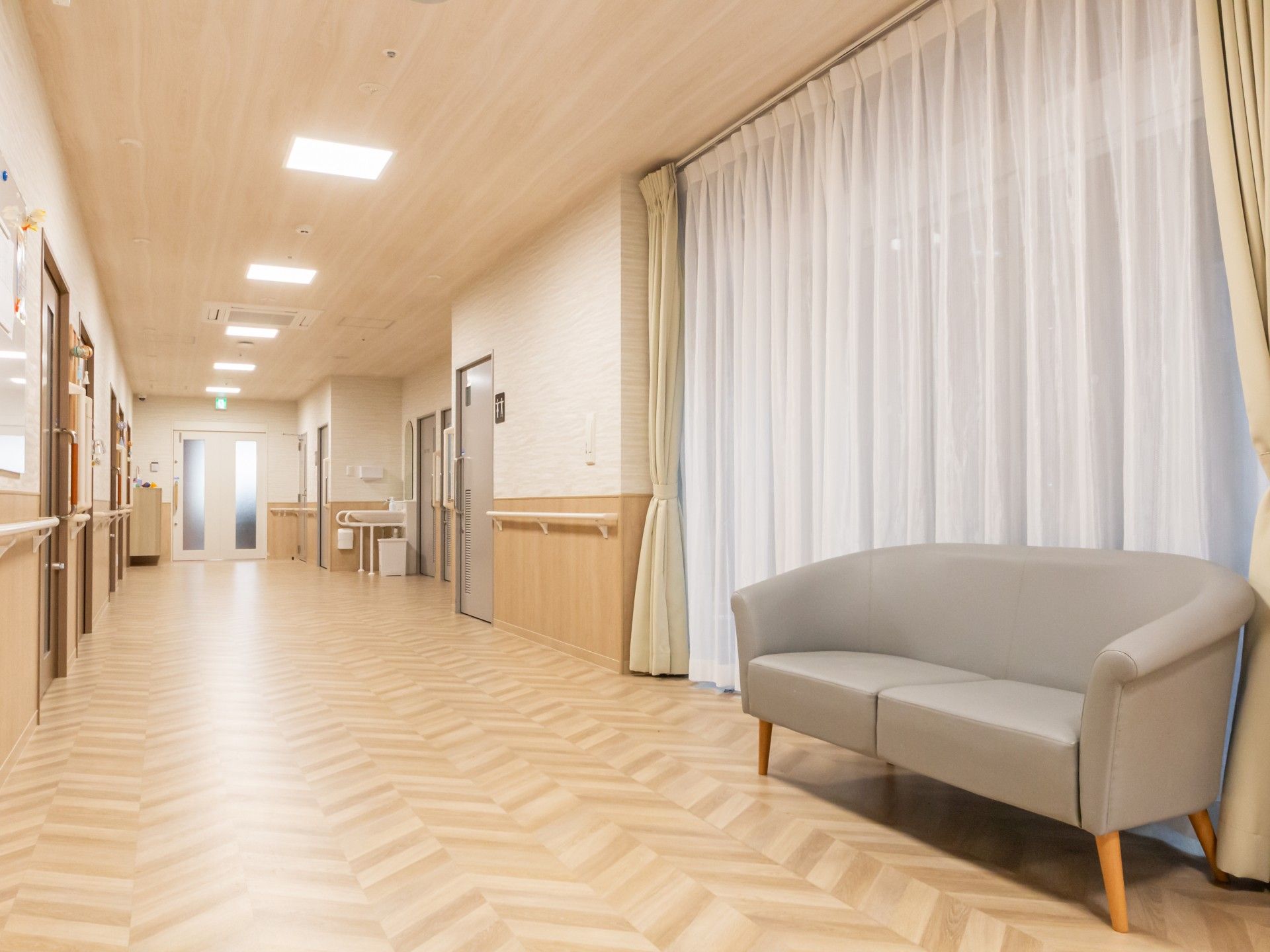 明るい廊下とソファ