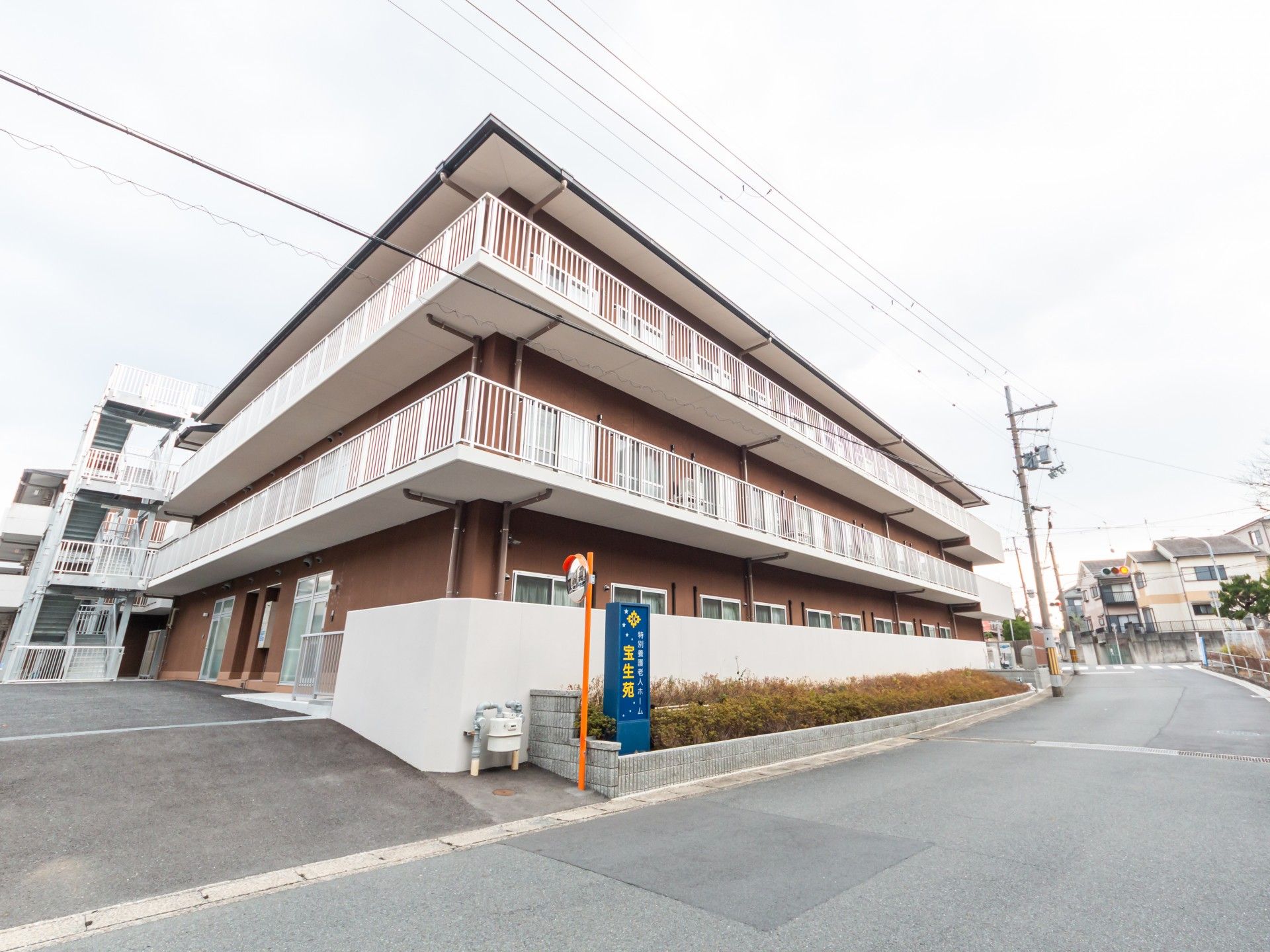 三階建ての建物外観