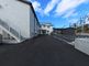 広々とした駐車場と建物の外観