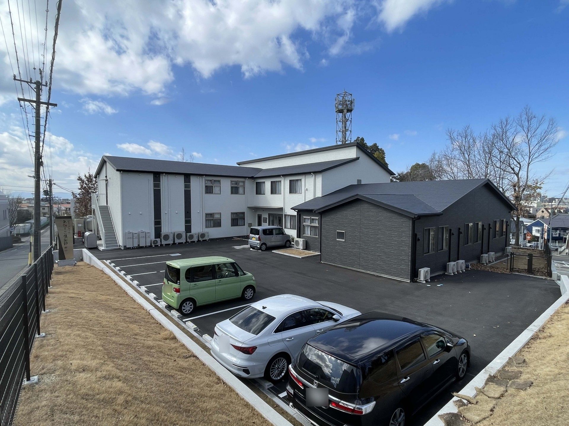 駐車場と建物の外観