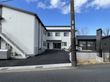 青空の下の建物外観