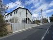 静かな通り沿いの建物