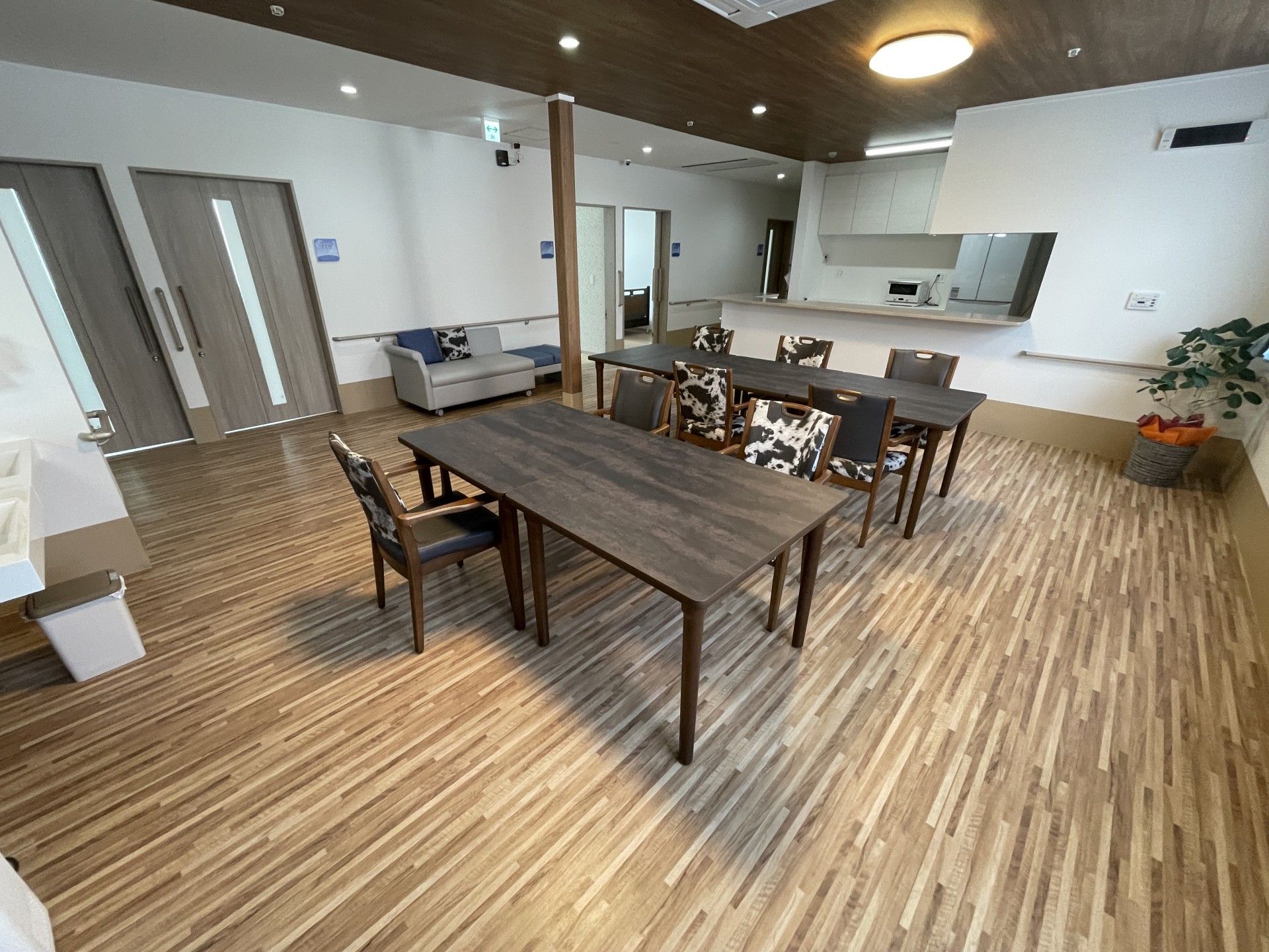 広いテーブルのある部屋