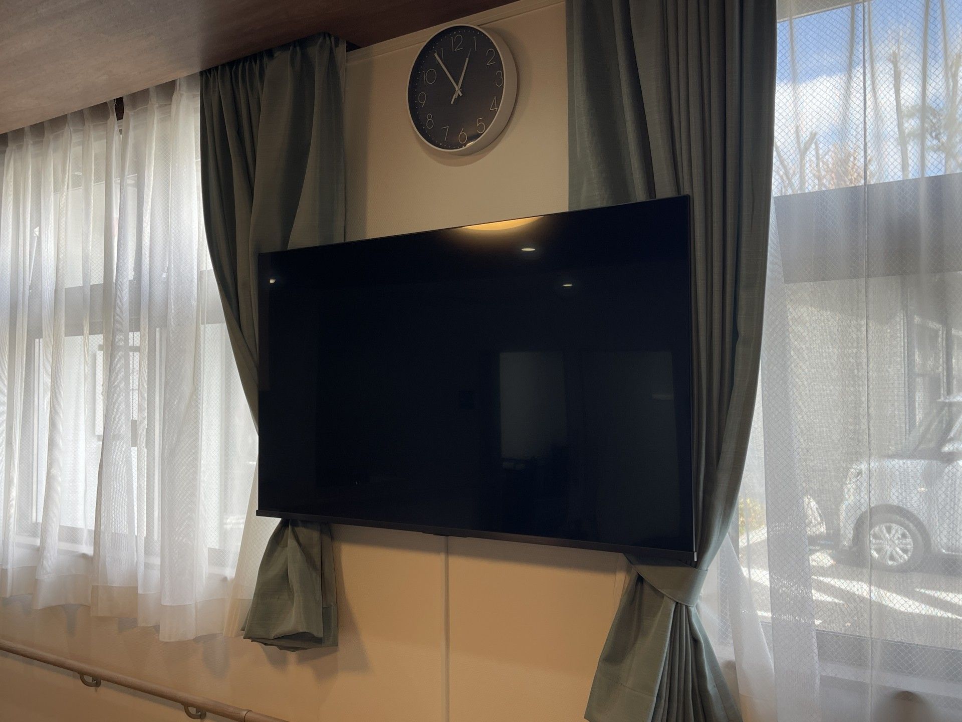 大きなテレビと窓