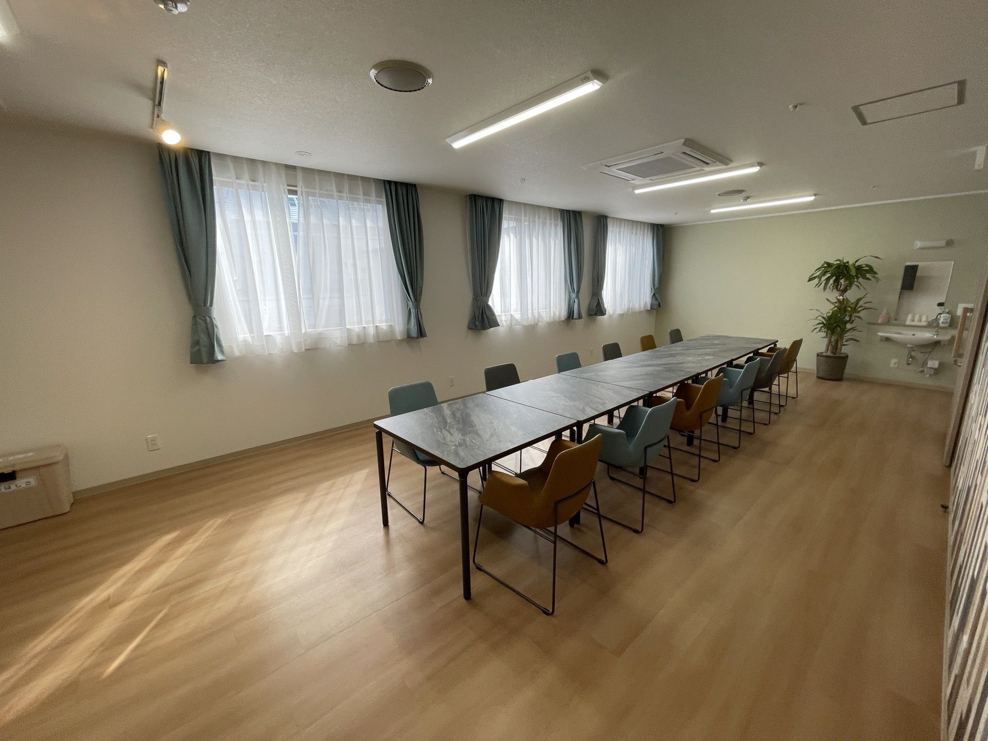 長テーブルと椅子のある部屋