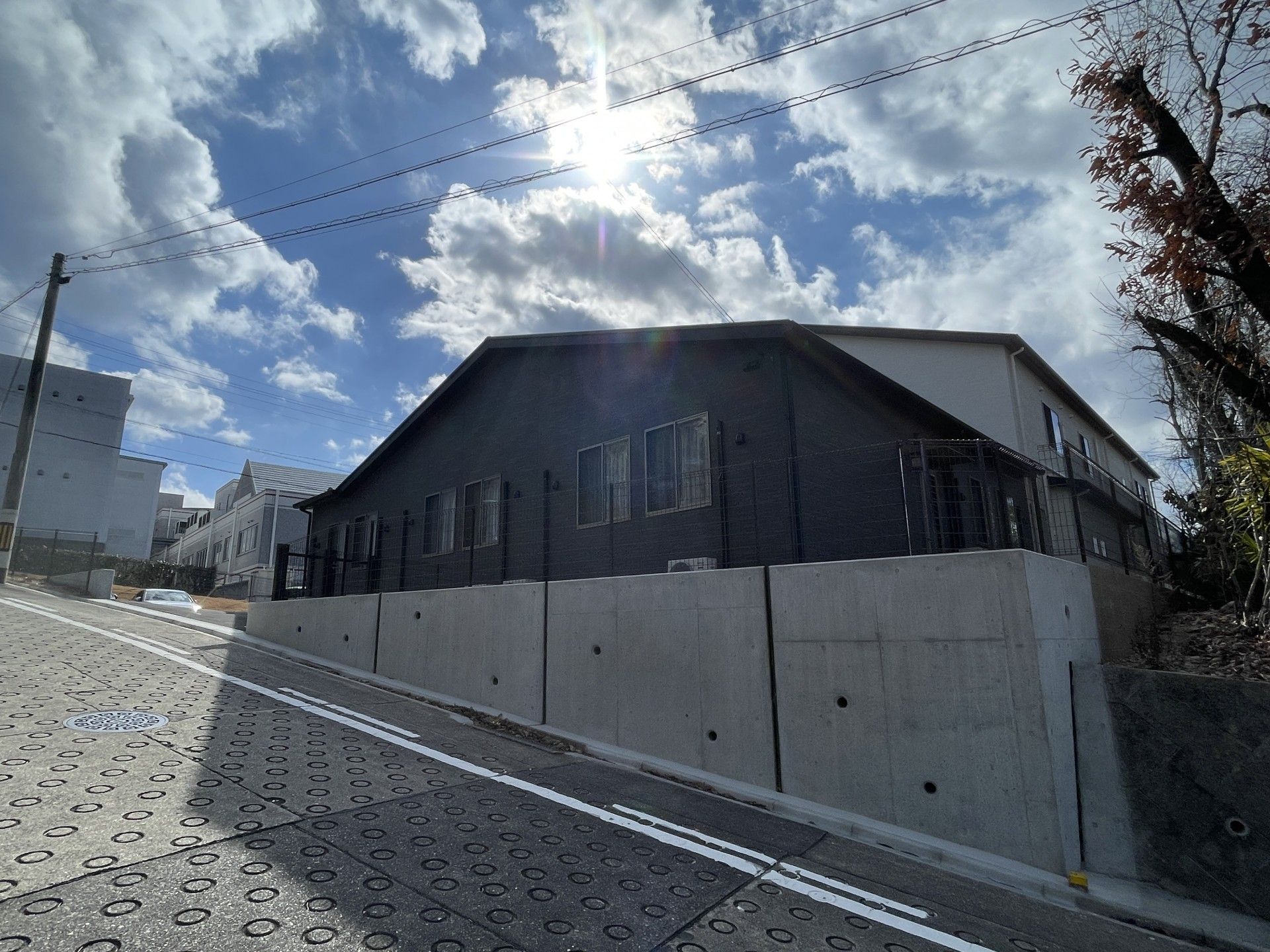 青空の下の建物外観