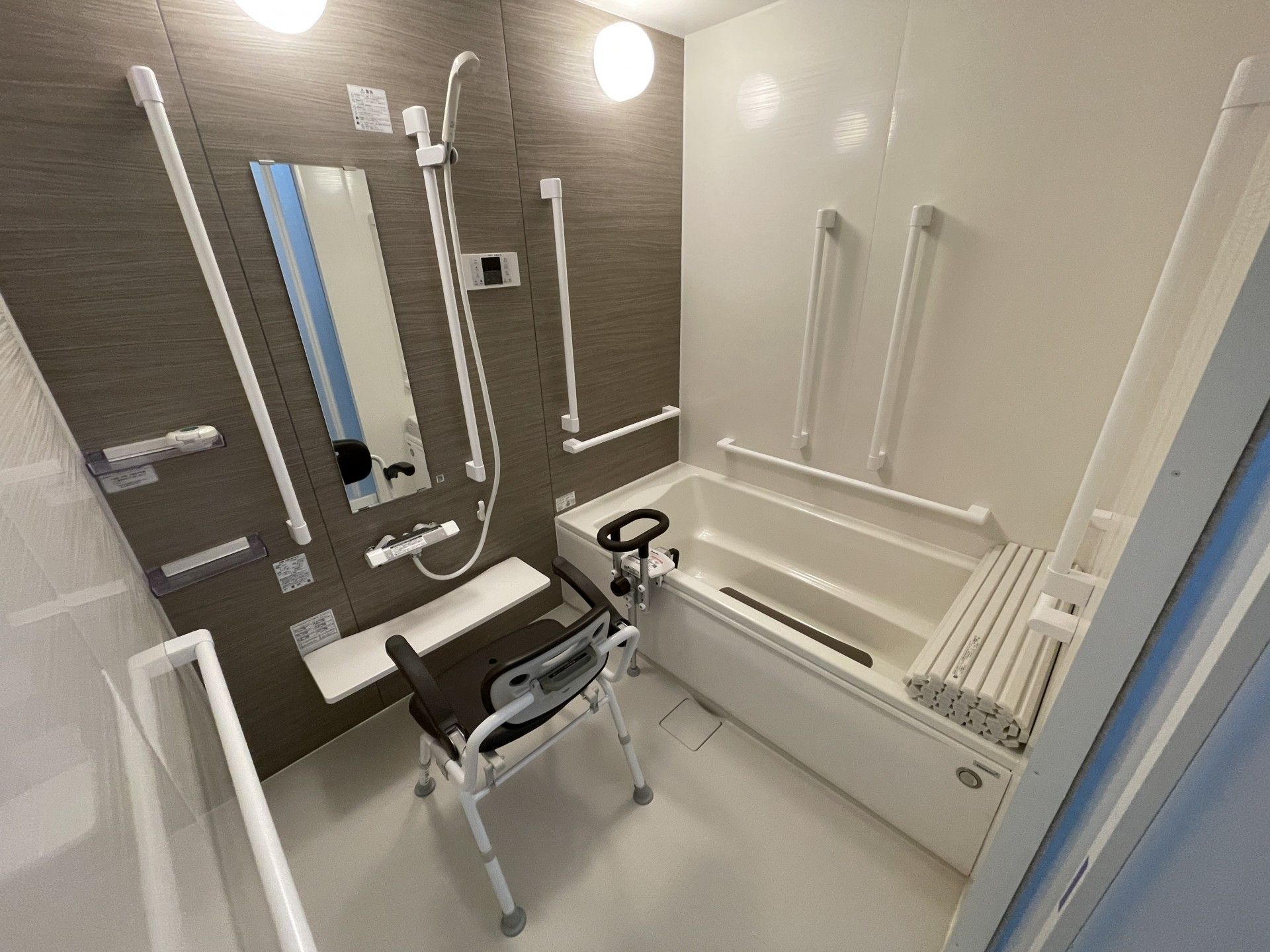 手すり付きの浴室