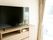 大きなテレビと窓辺