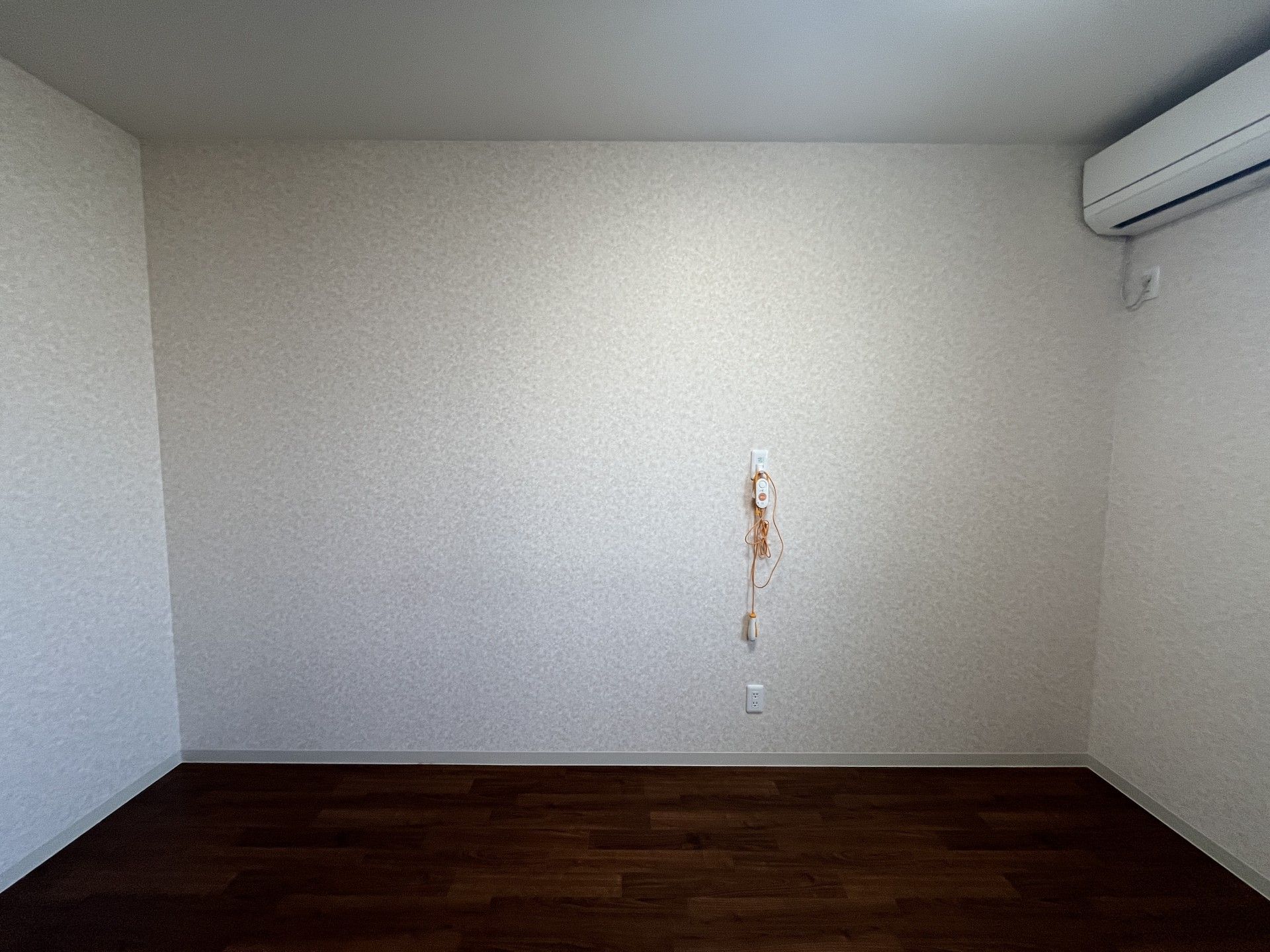 シンプルな壁と床の部屋