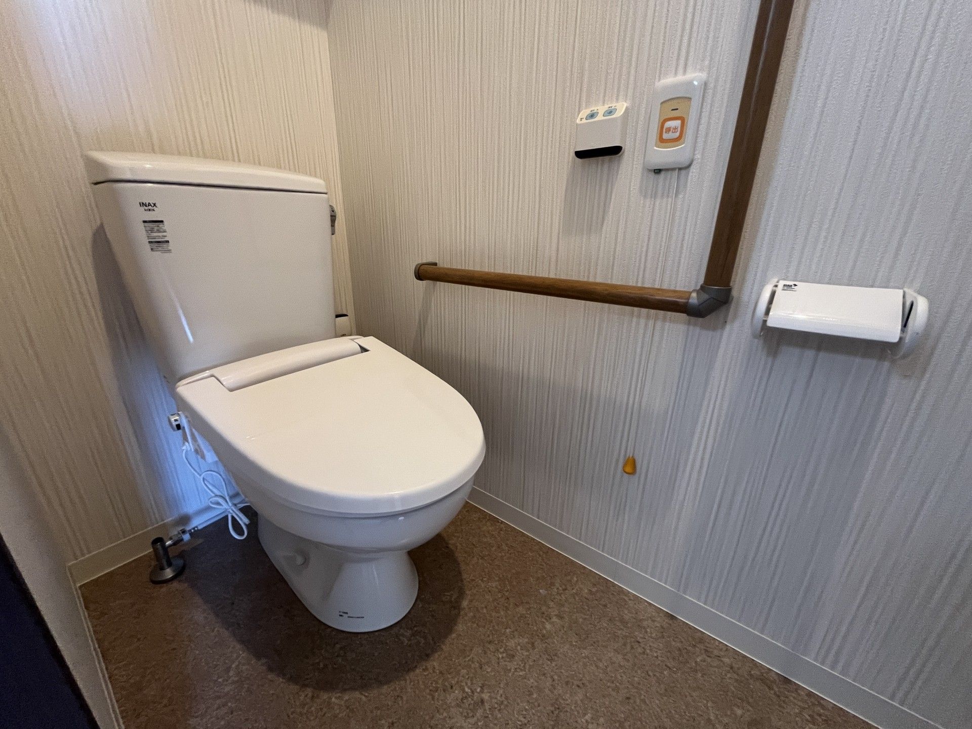 手すり付きのトイレ