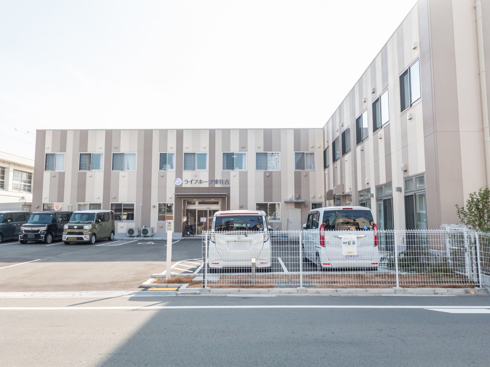 駐車場のある建物外観