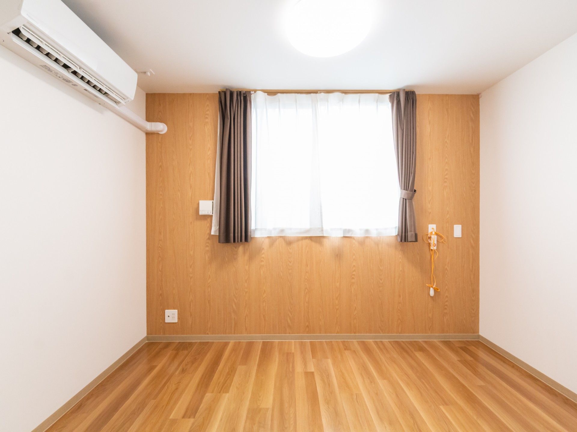 明るい個室の窓辺