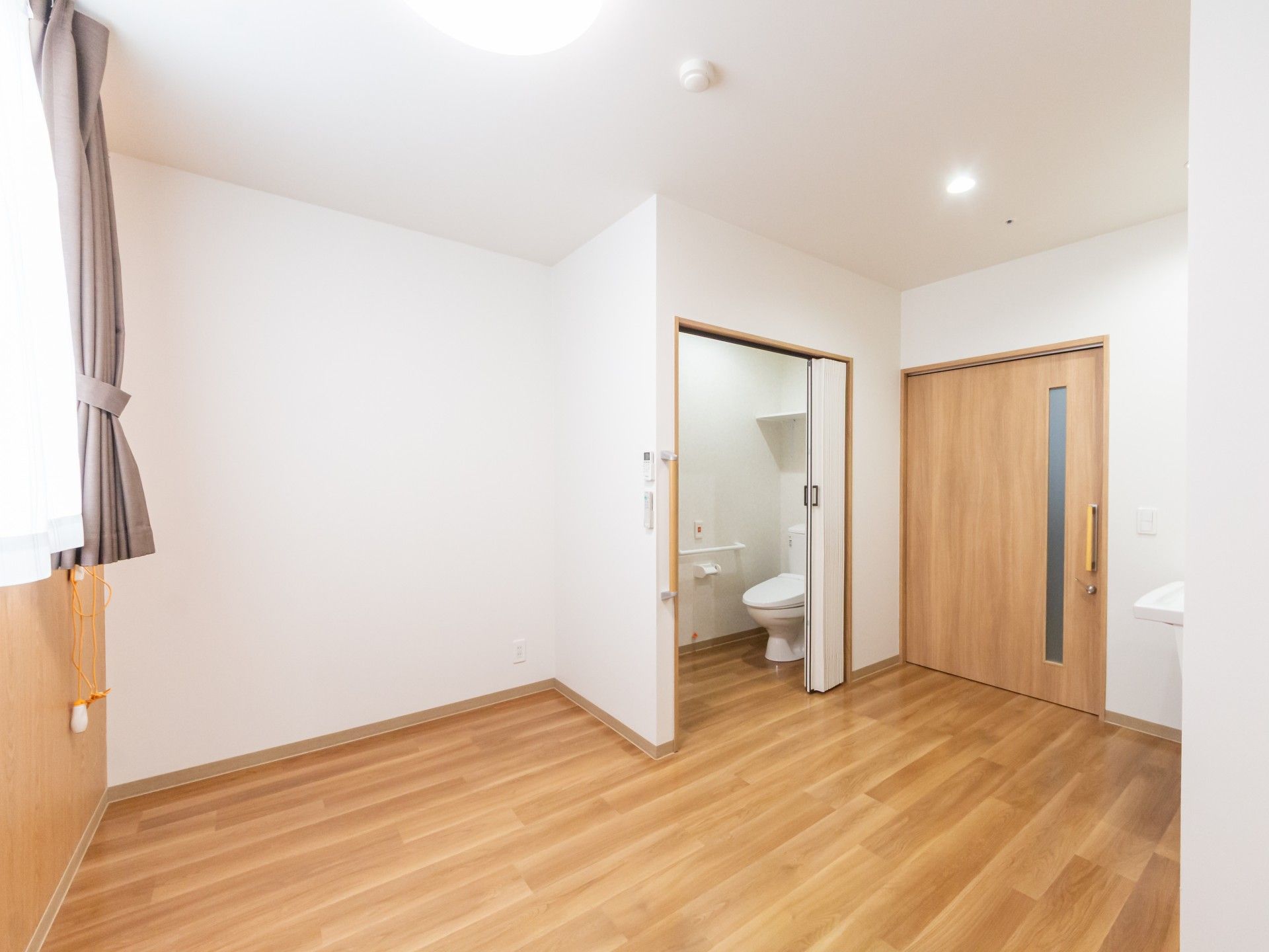 明るい個室の一角