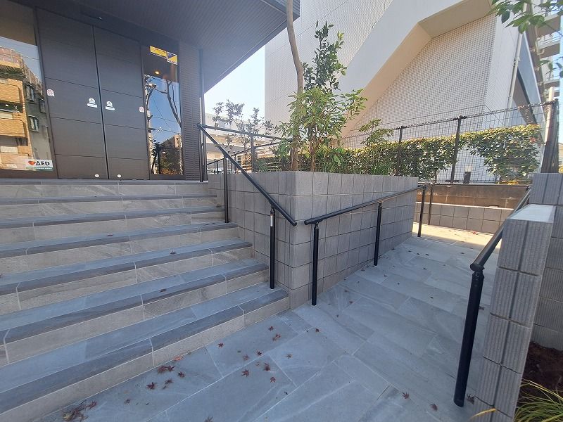 スロープと階段の入口