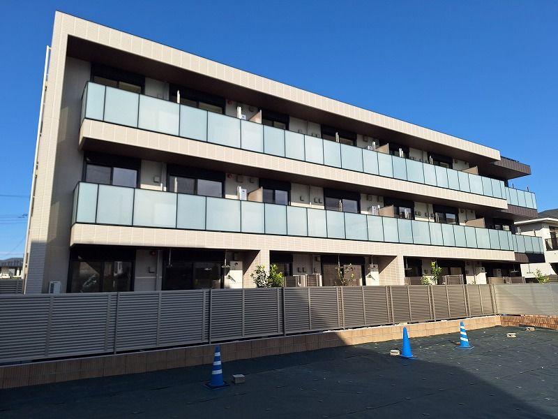 三階建ての建物外観