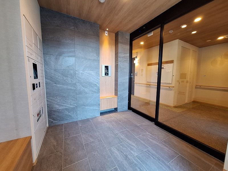 落ち着いた雰囲気のエントランス