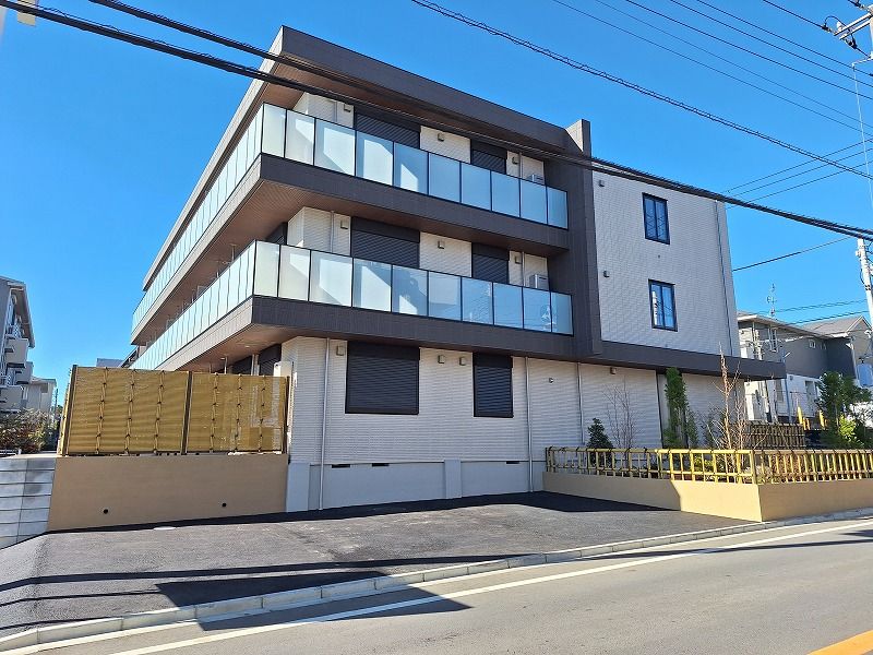 三階建ての建物外観