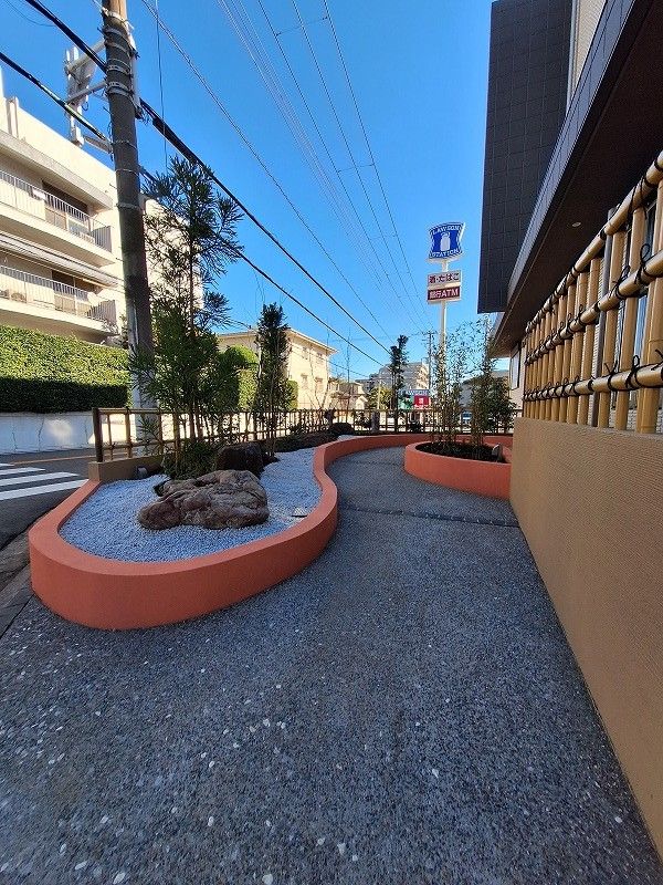 緑豊かな外の通路