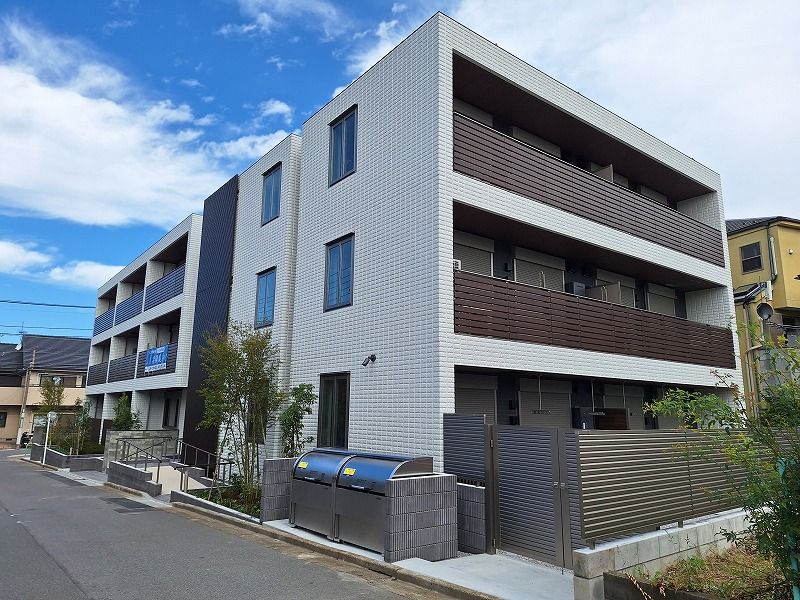 白い外壁の建物