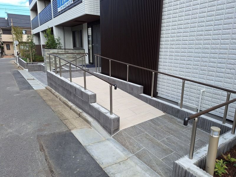 手すり付きのスロープ