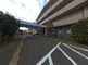 円形の建物と広々とした通路