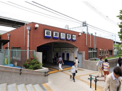 施設の最寄り駅は、レンガ調の外壁のレトロな外観。施設から徒歩圏内にあり、来訪者様がお越しの際にも便利な立地である。