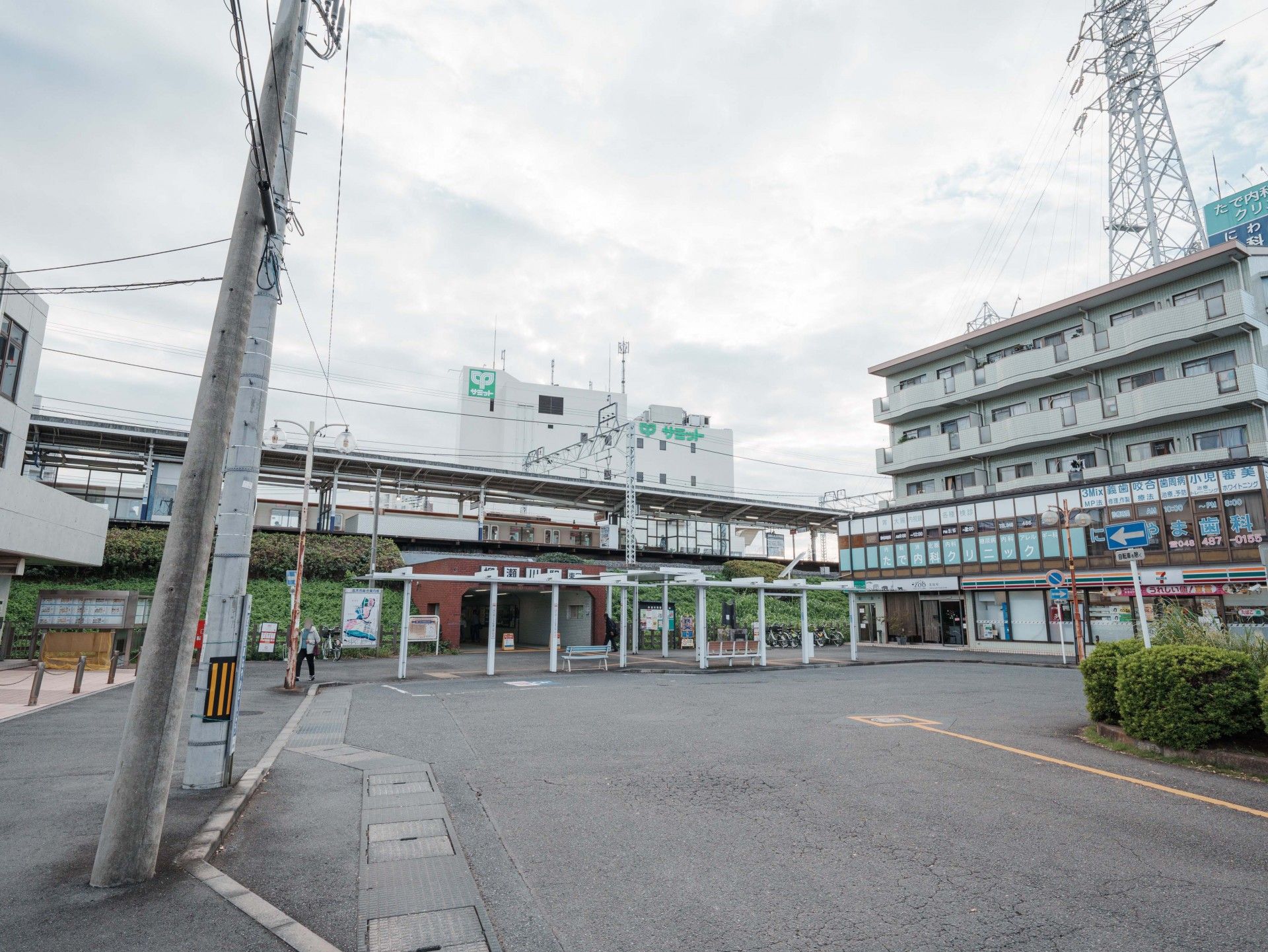 駅前の広場と建物