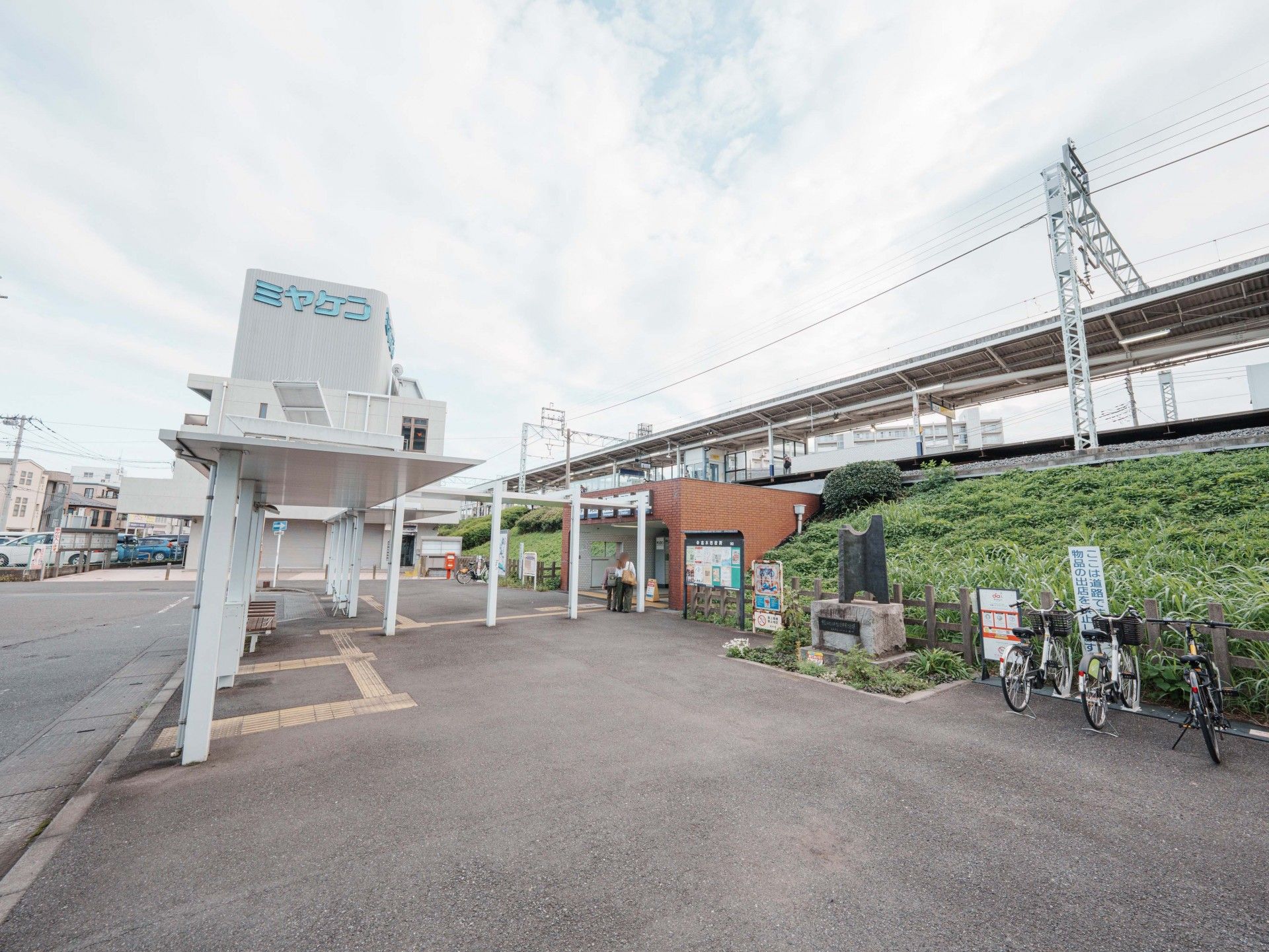 駅前の明るい風景