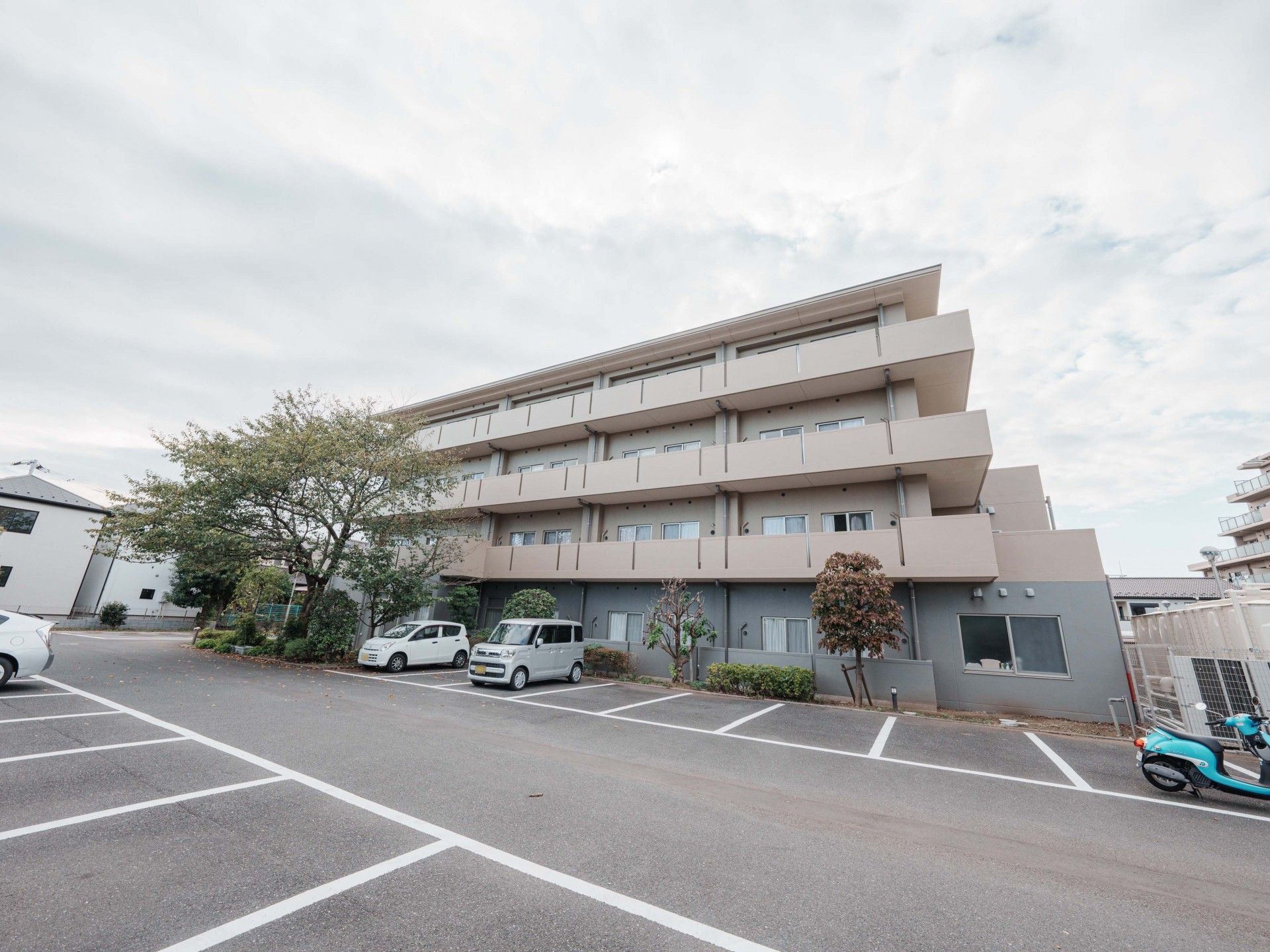 ゆったり駐車場のある建物
