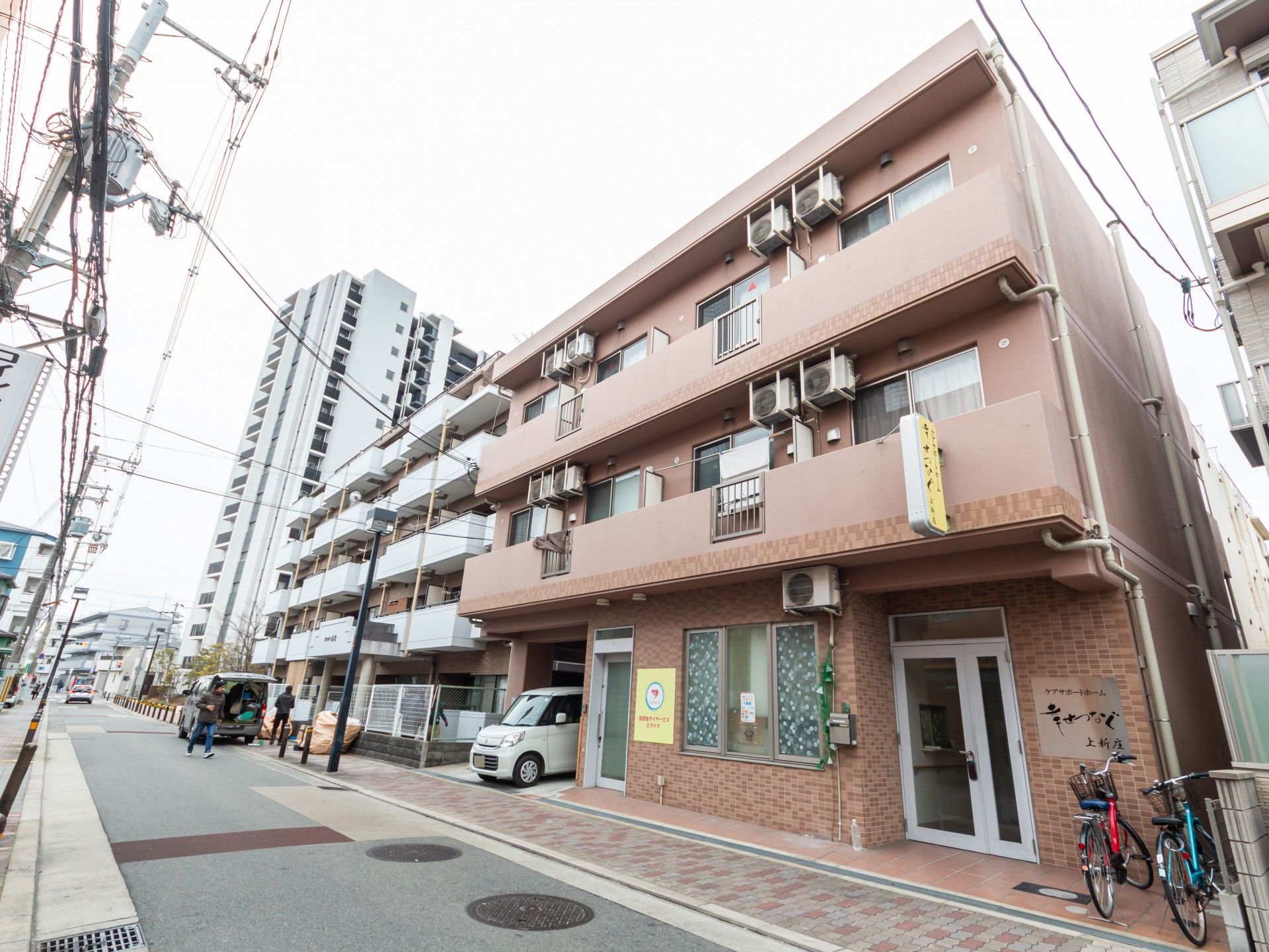 通りに面した建物の外観