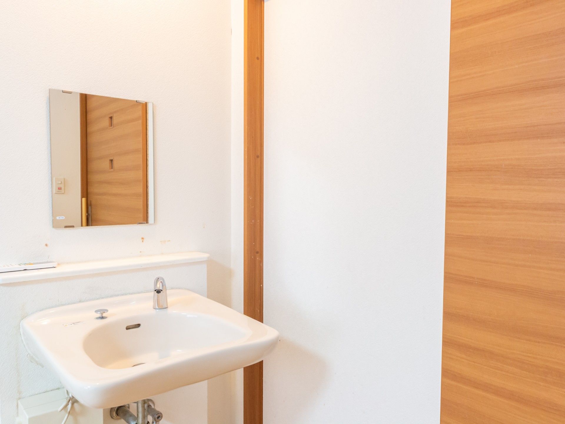 洗面台と鏡のある空間