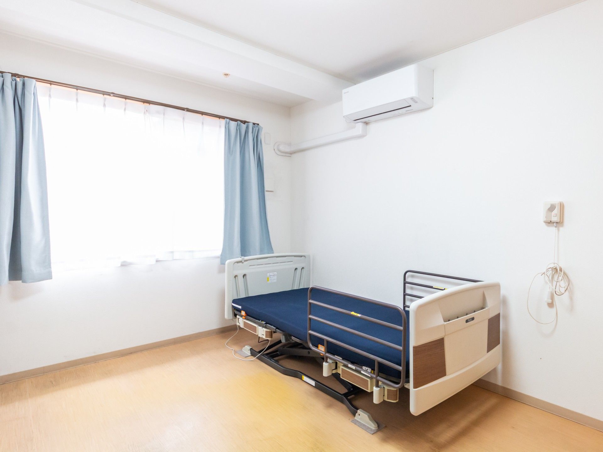 明るい個室のベッド