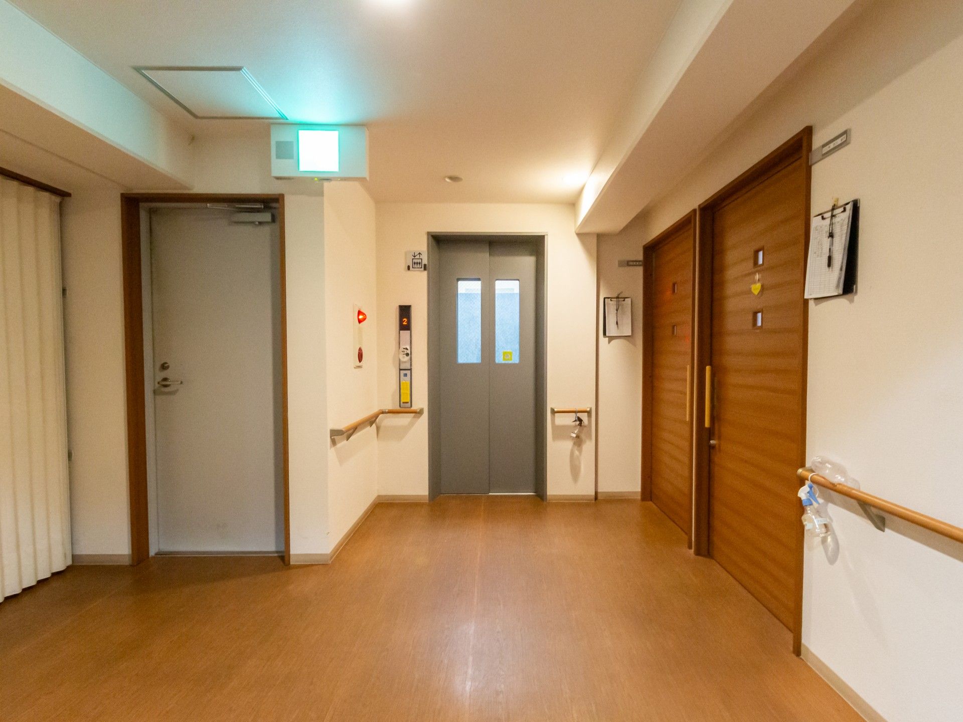 エレベーター前の廊下