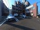 広い駐車場のある建物の外観