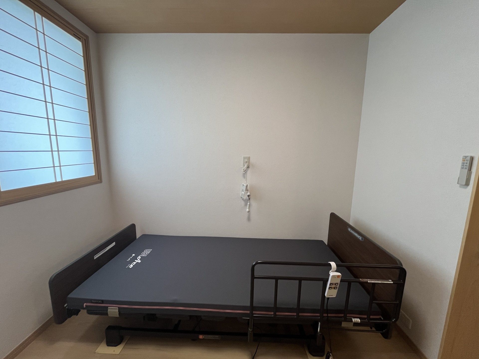 シンプルなベッドの部屋