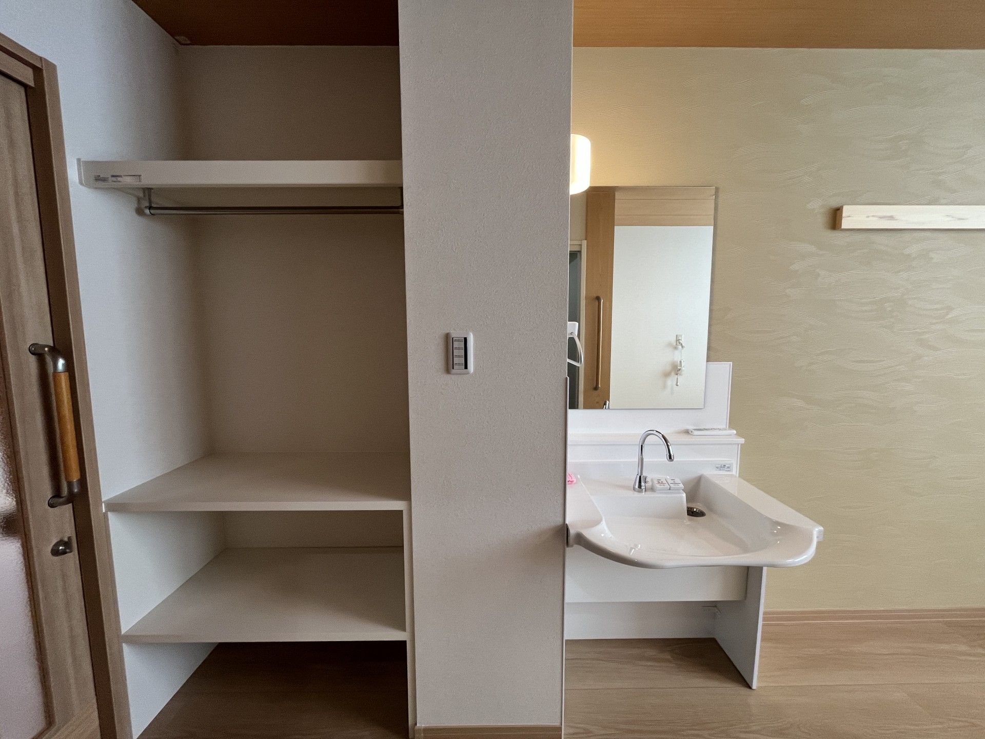 洗面台と収納スペース