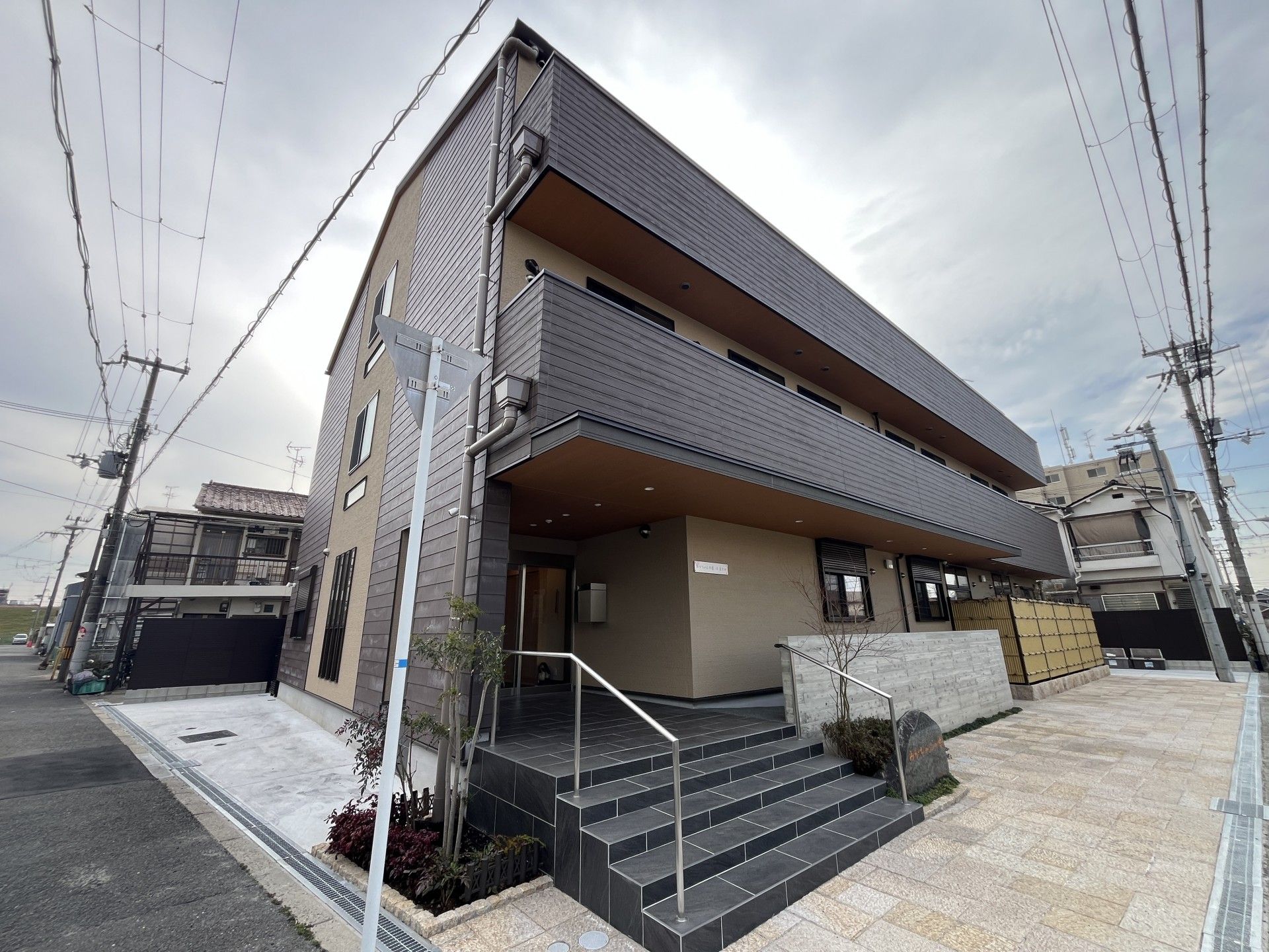 落ち着いた外観の建物