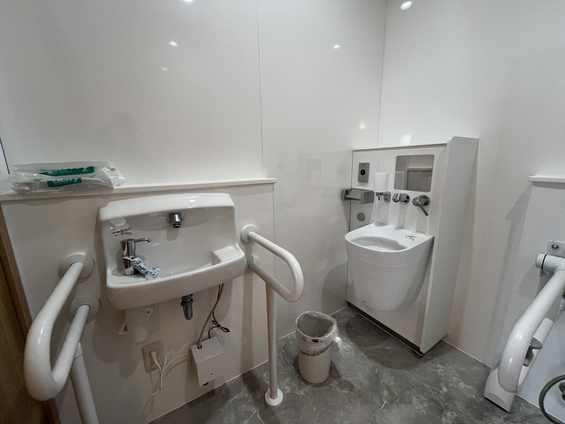 手すり付きの洗面所