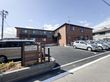 駐車場と建物の外観