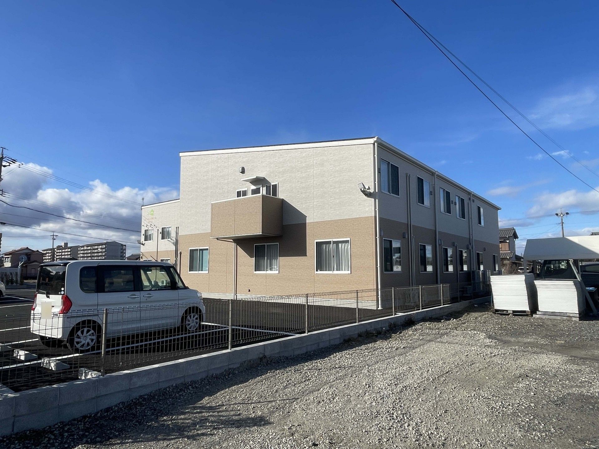 青空の下の建物外観