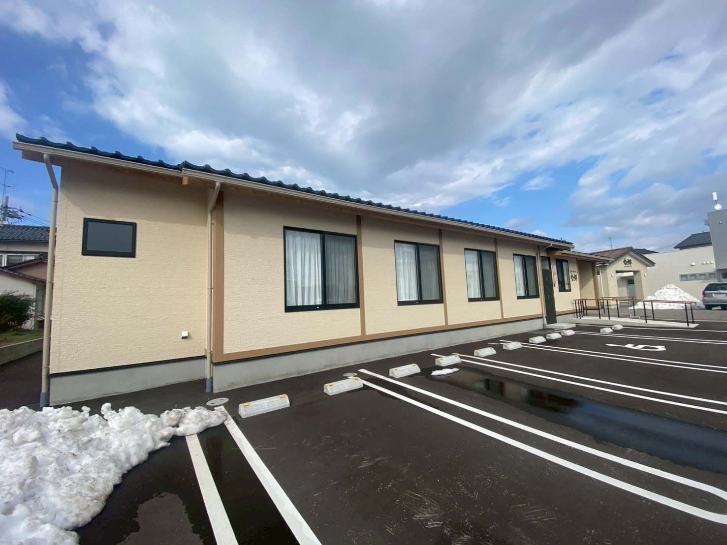 駐車場と建物の外観