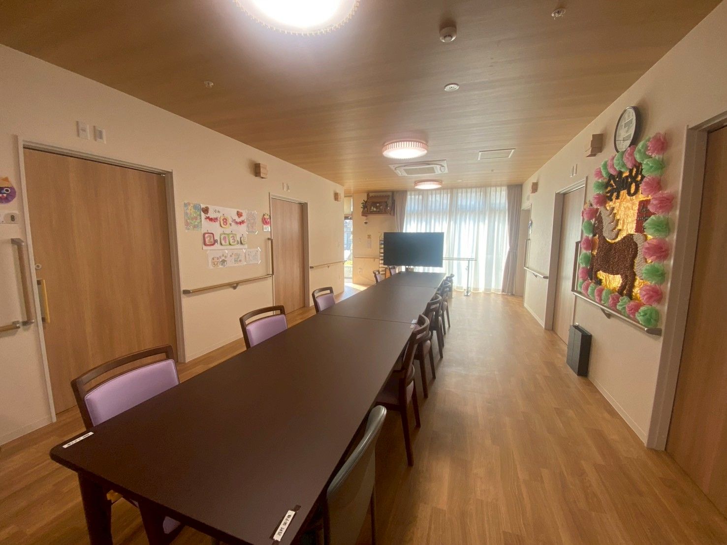 長いテーブルのある部屋