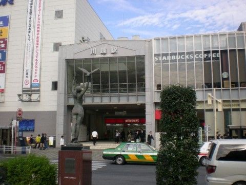２路線が乗り入れている最寄り駅には、商業施設も併設されている。ご家族様とショッピングを楽しむ外出先として利用できる。