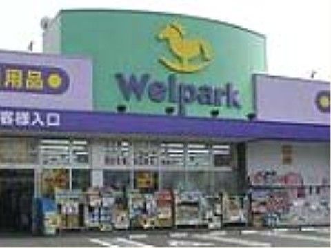 大きな緑の看板が目印のドラッグストアが施設の近くにあり、生活雑貨などを買うことができる。駐車場が完備されており、車で行くことも可能である。