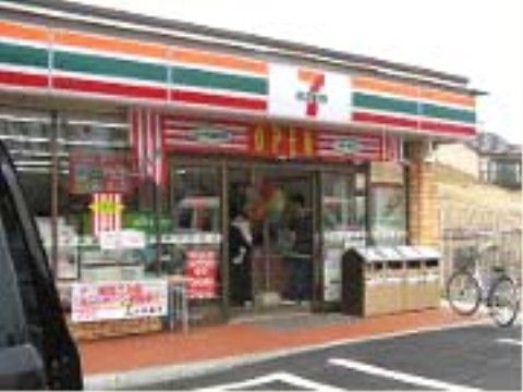 施設の徒歩圏内には、買い物に便利なコンビニがある。営業時間を気にすることなく、必要な物をすぐに手に入れることができる。