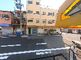静かな通りに面した建物の入口