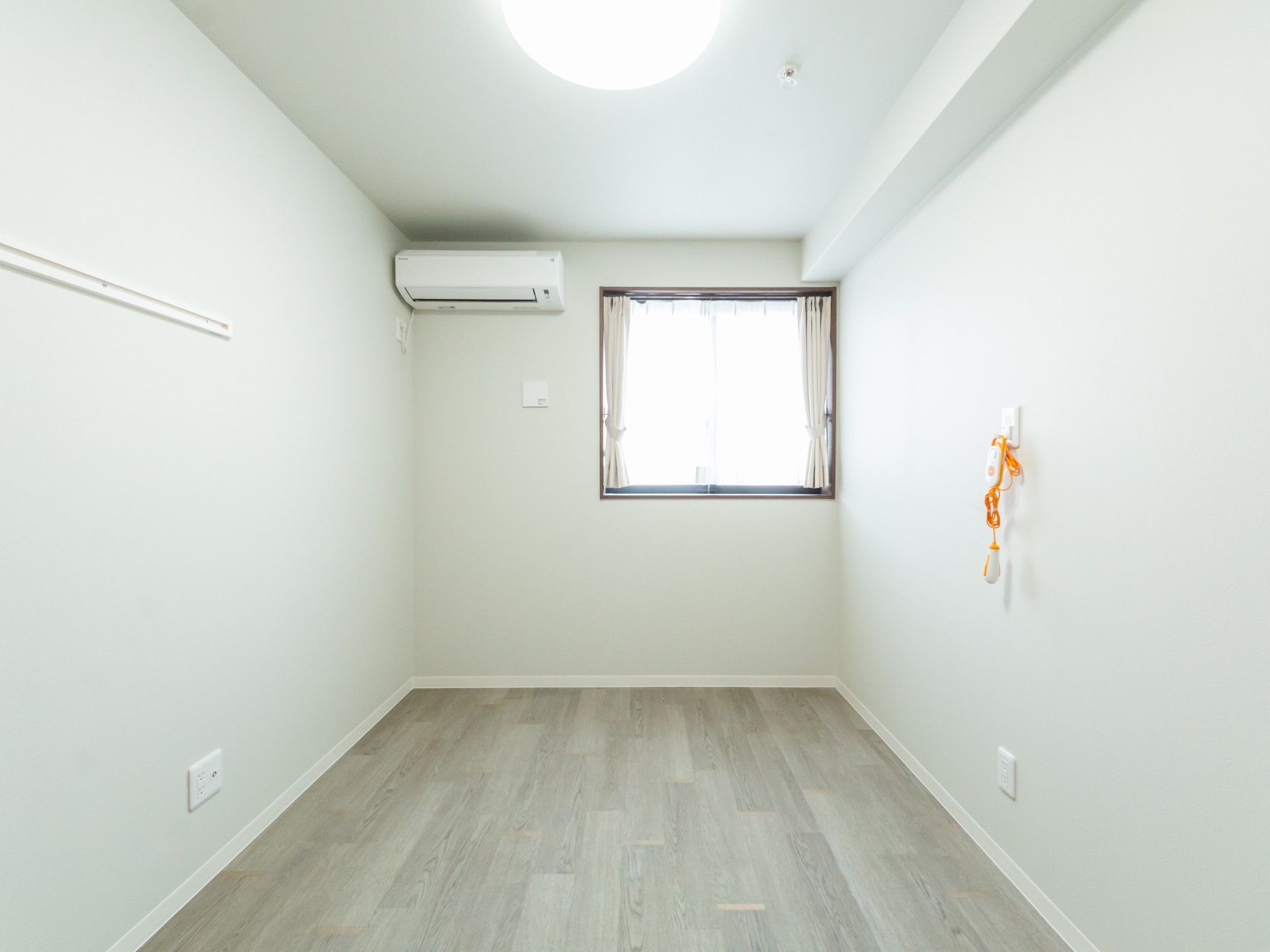 明るい個室の一角