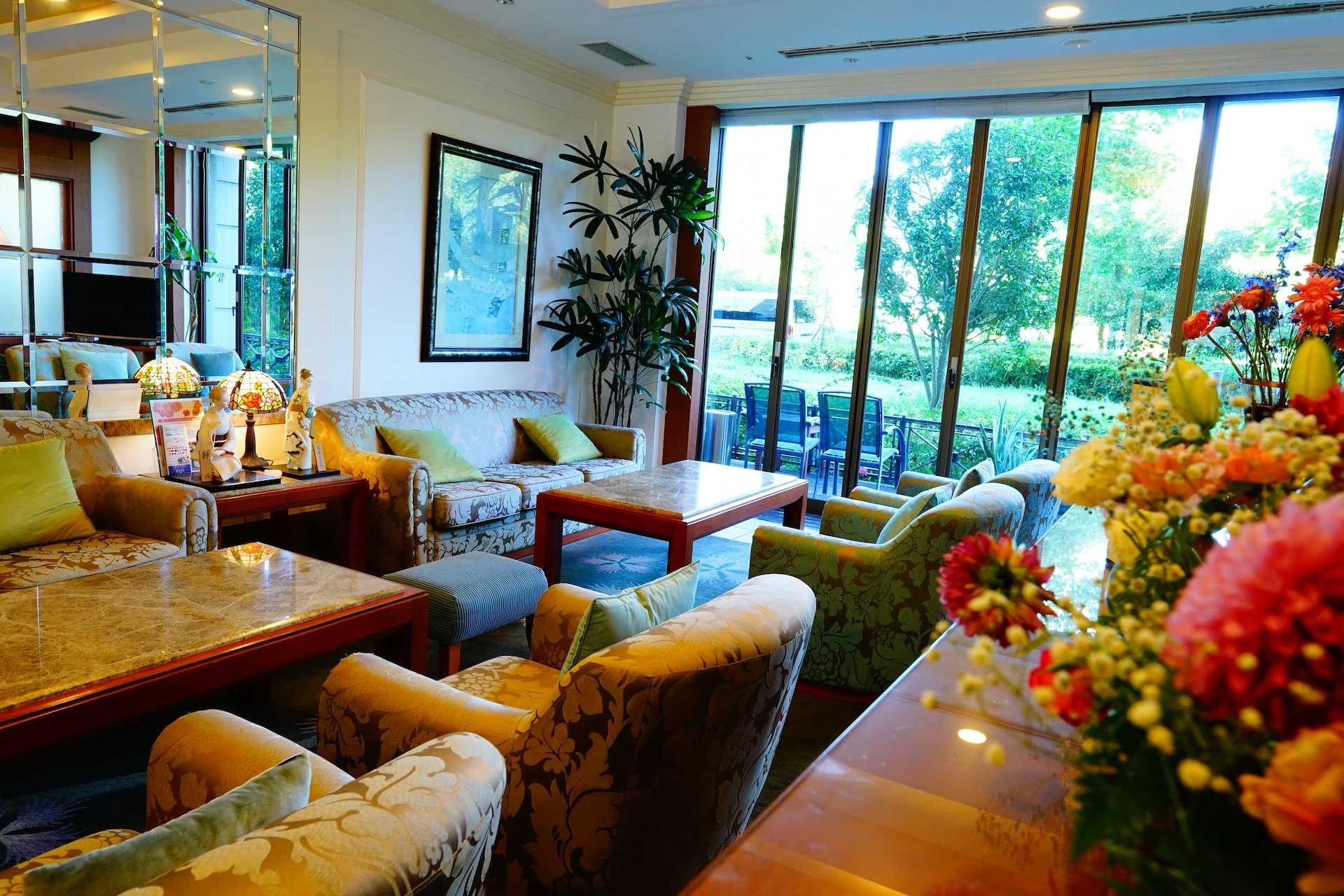 庭を望むくつろぎの空間