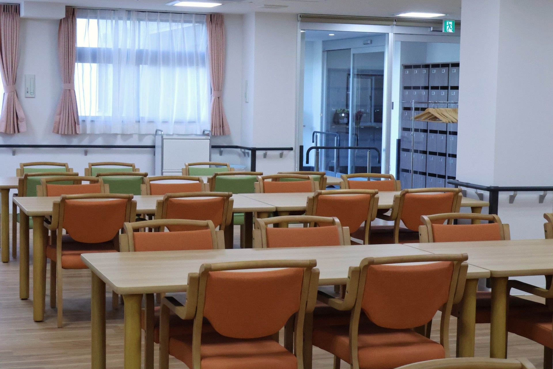 明るい食堂のテーブルと椅子