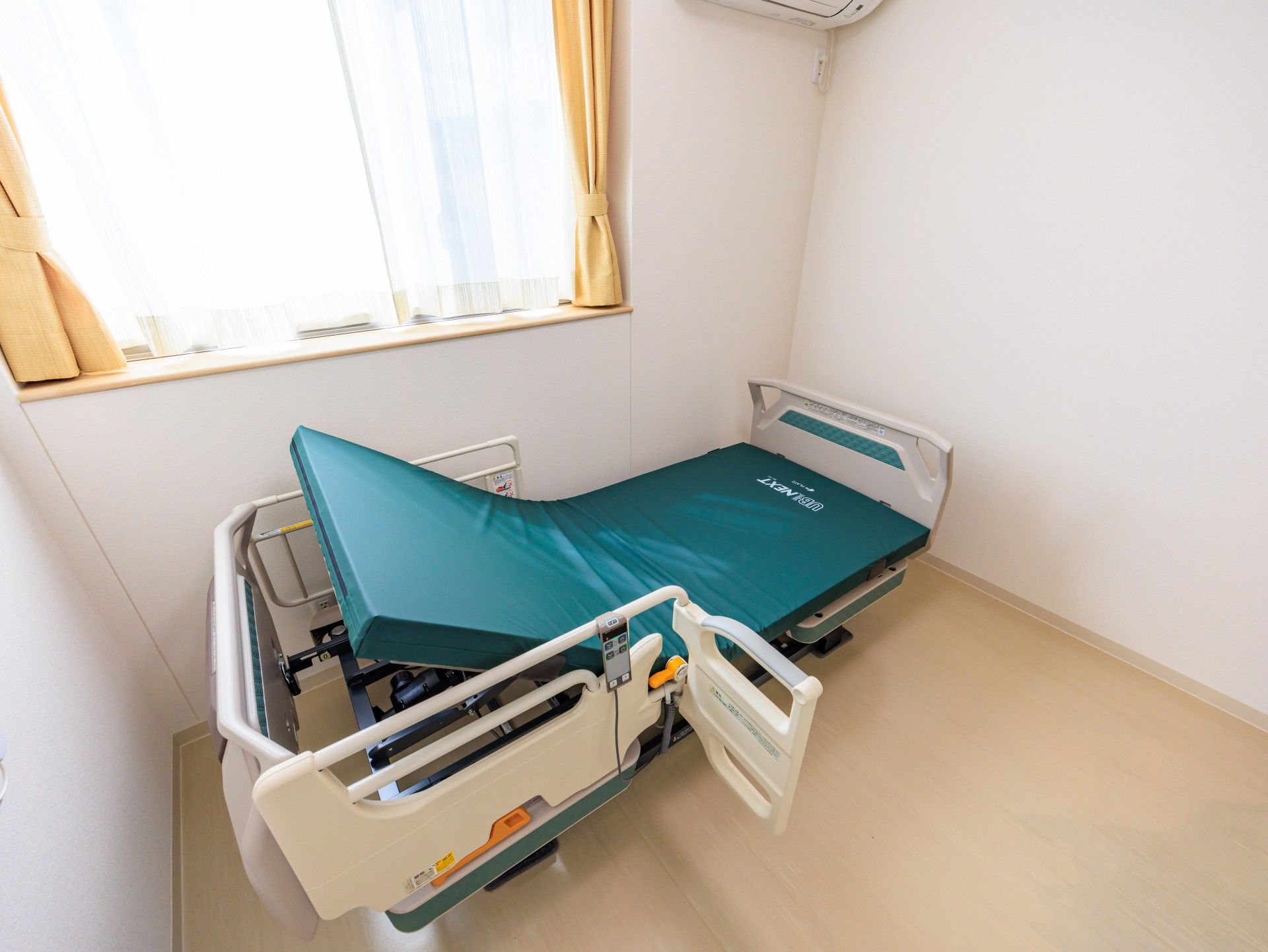 調整可能なベッドの部屋